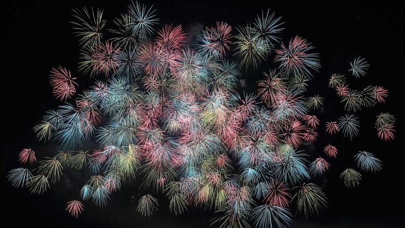手机屏幕上播放的视频与模糊的水印效果